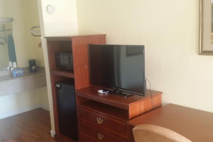 Room 8 of 10