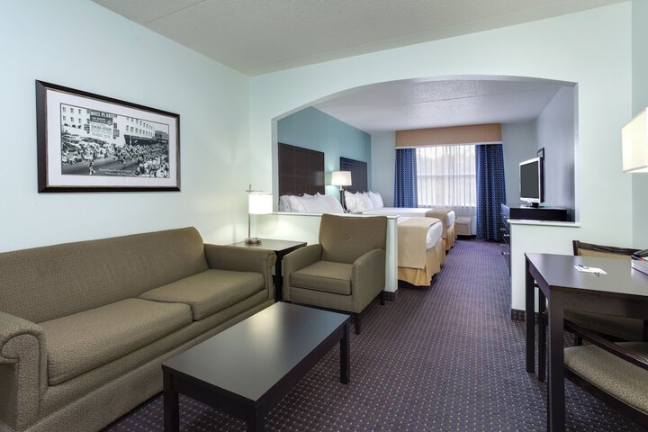 Holiday Inn Express Suites Plant City by IHG