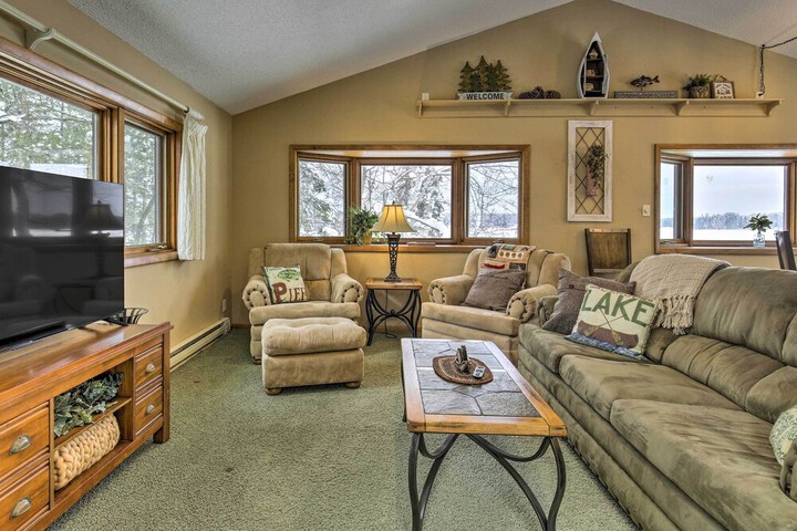 Phillips Cabin w / Lake Views & Private Dock!
