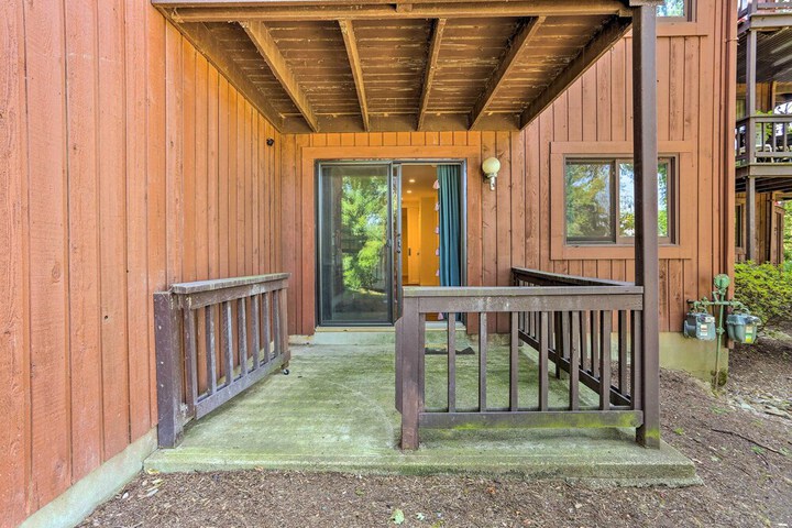 Sun-lit Vernon Condo 2 Mi to Ski Resort!
