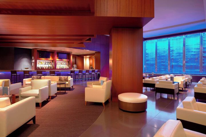 Lounge 113 of 122