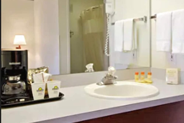 Days Inn & Suites by Wyndham Gresham