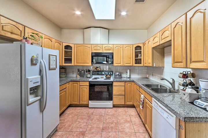Eloy Desert Oasis w / Courtyard & Pool Access!