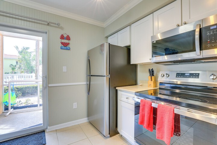 Sunlit Longboat Key Escape w / Private Resort Beach