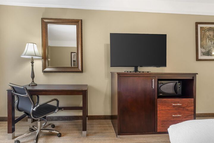 Best Western Plus Monica Royale Inn & Suites