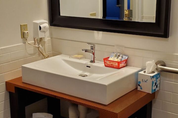 Room 70 of 208