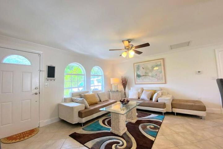 Cheerfull 4 / bed/ 3 Bath / pool / best Location