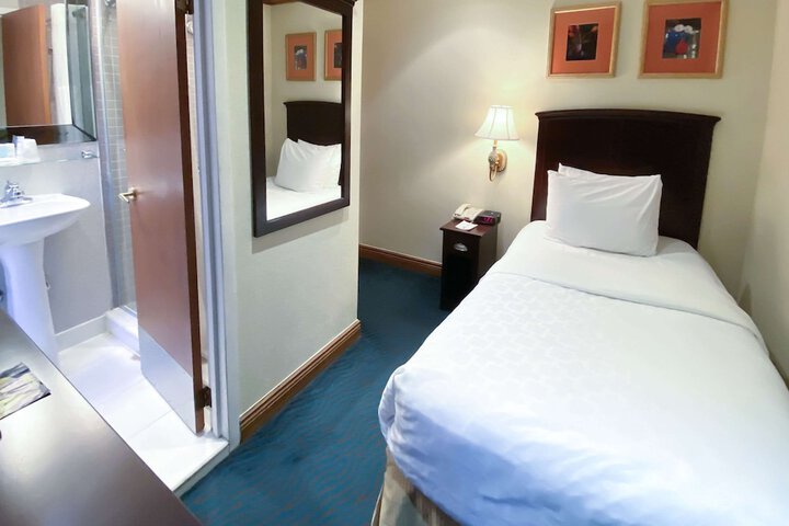 Room 17 of 33