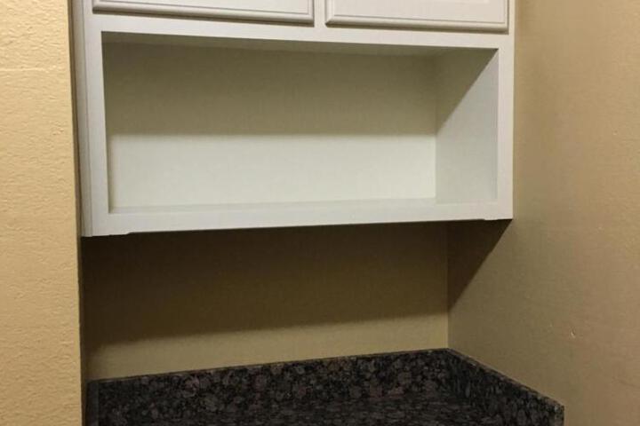 Econo Lodge Inn & Suites