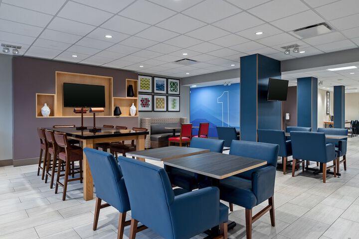 Holiday Inn Express Hotel & Suites Woodbridge by IHG