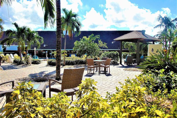 Hotel Exterior 53 of 64