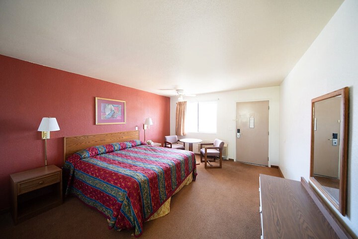 Room 7 of 12