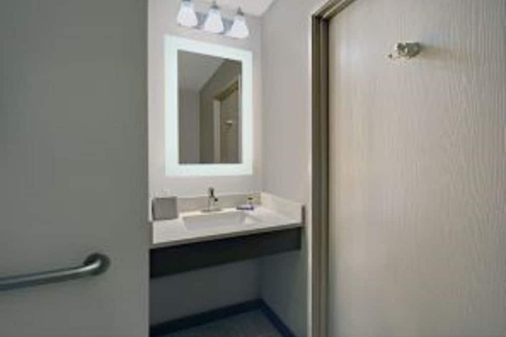 Holiday Inn Express & Suites Detroit Dearborn by IHG