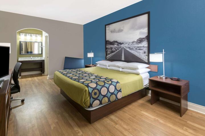 Room 7 of 18