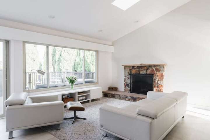 Spacious and Bright 5-bedroom Oasis Pool and Yard