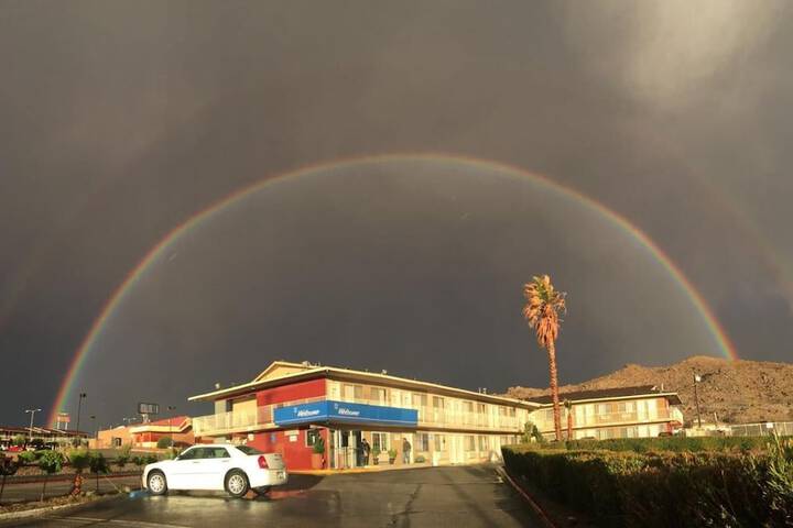 Hilltop Inn & Suites