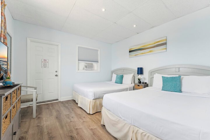 Daytona Inn & Suites