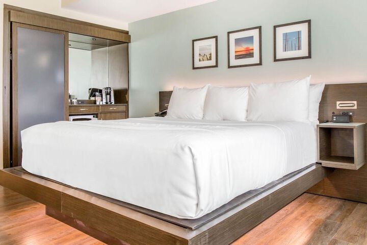 Wyndham Newport Hotel