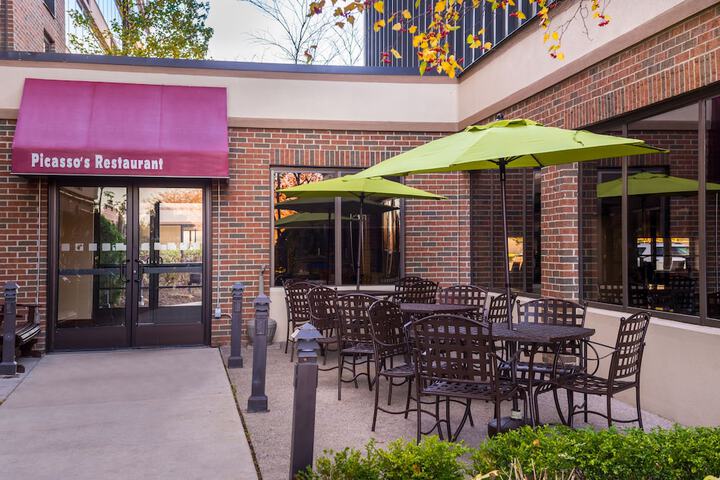 Holiday Inn Hotel & Suites Warren by IHG