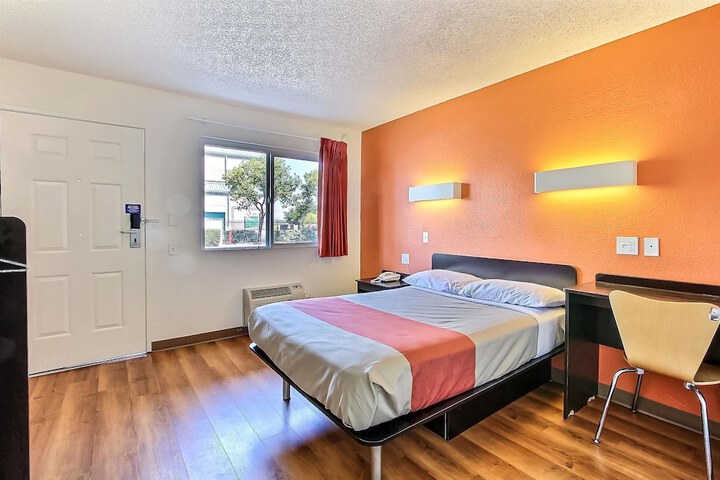Room 18 of 27