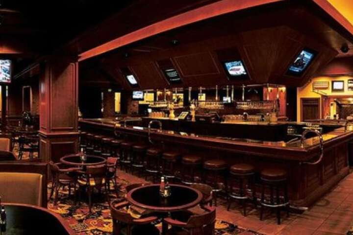 Lounge 9 of 13
