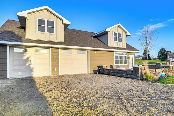Lakefront Gem: Grills & Fire Pit in Dent