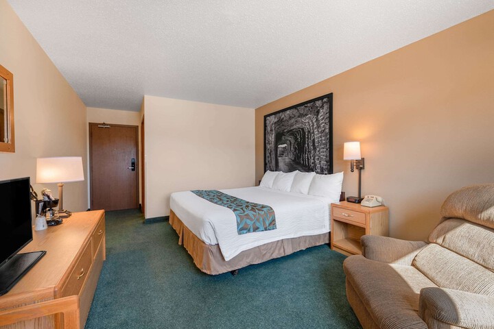 Super 8 by Wyndham Hill City / Mt. Rushmore/ Area