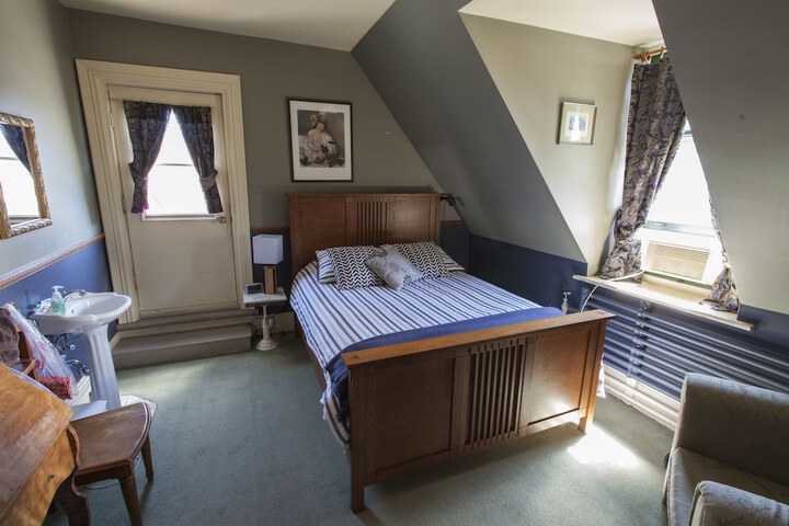 Room 27 of 49