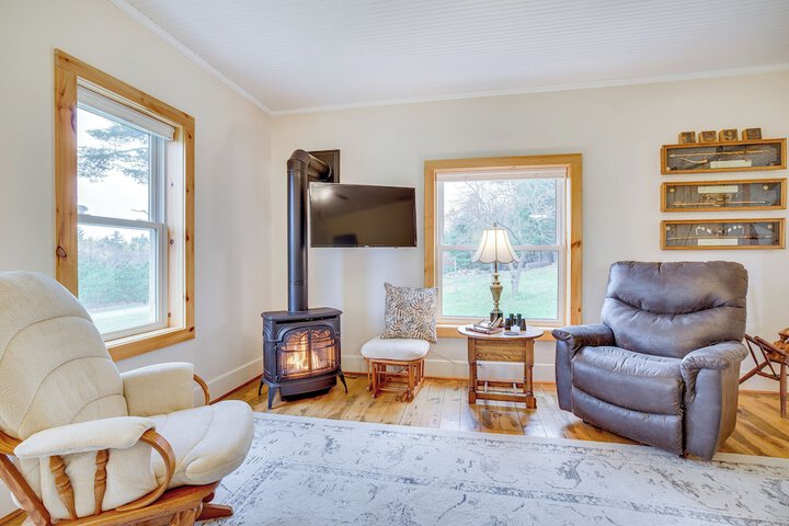Lovely Rural Hixton Farmhouse w / Porch & Fire Pit!