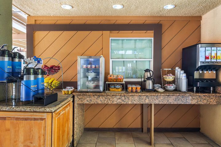 Breakfast/Coffee Service 30 of 33