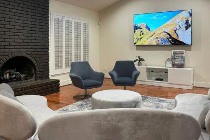 Cheerful 5 Bedroom Home with Heated Pool