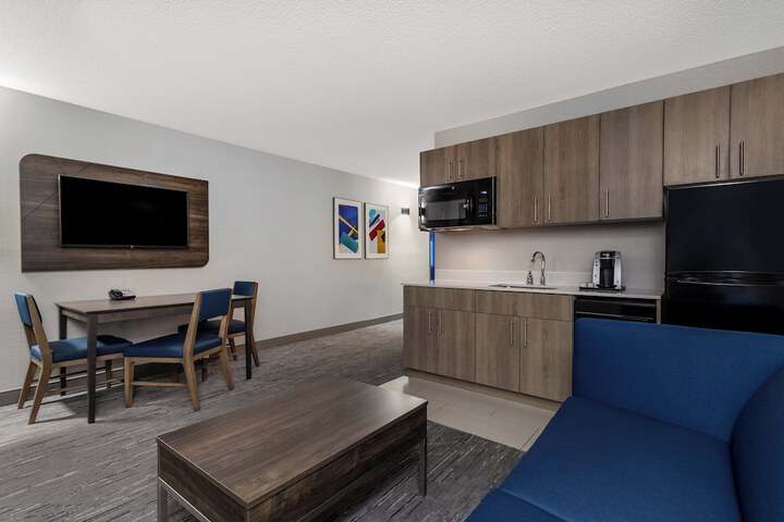 Holiday Inn Express & Suites Vadnais Heights by IHG