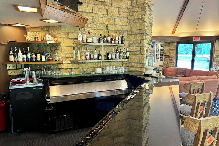 Lounge 37 of 59