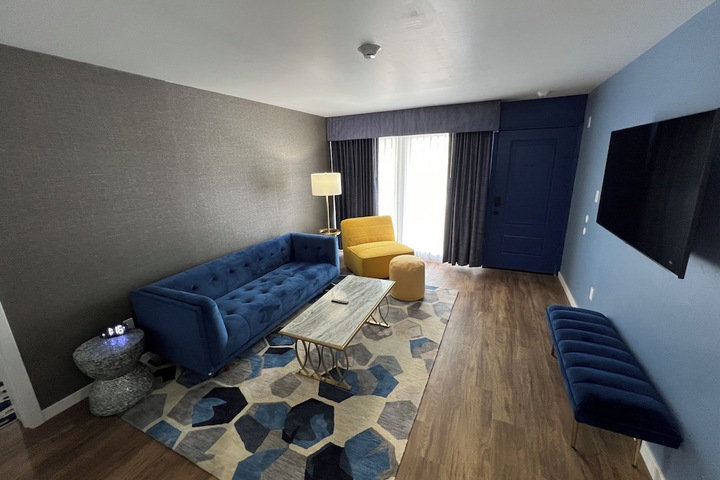 Lighthouse Inn & Suites