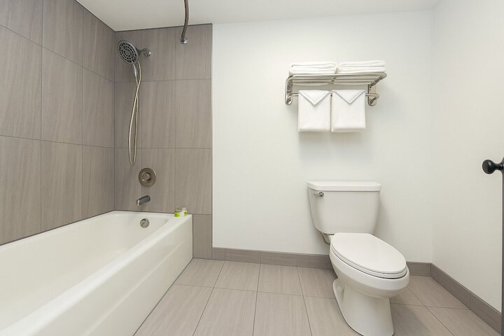 Oyster Bay Inn & Suites