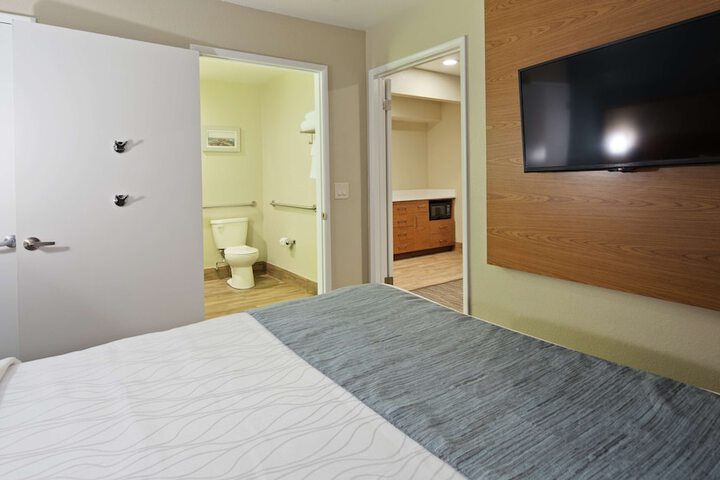Room 16 of 28