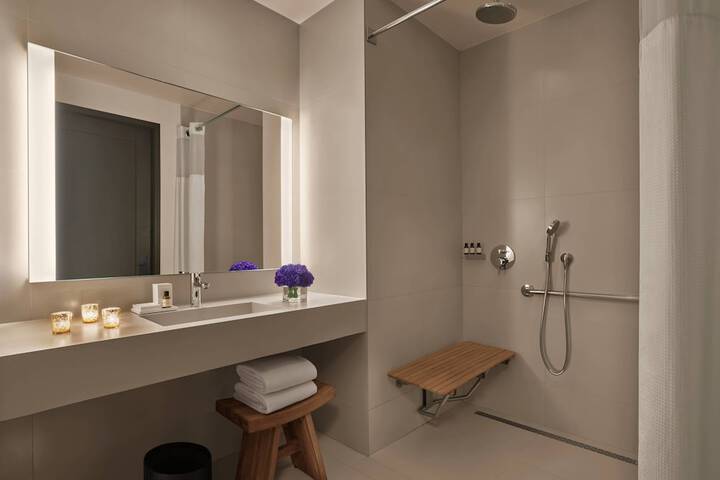 Room 40 of 61