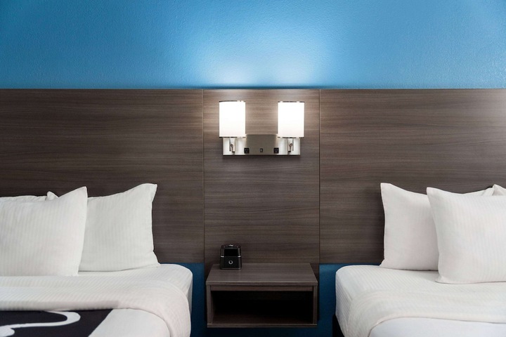 Room 33 of 40