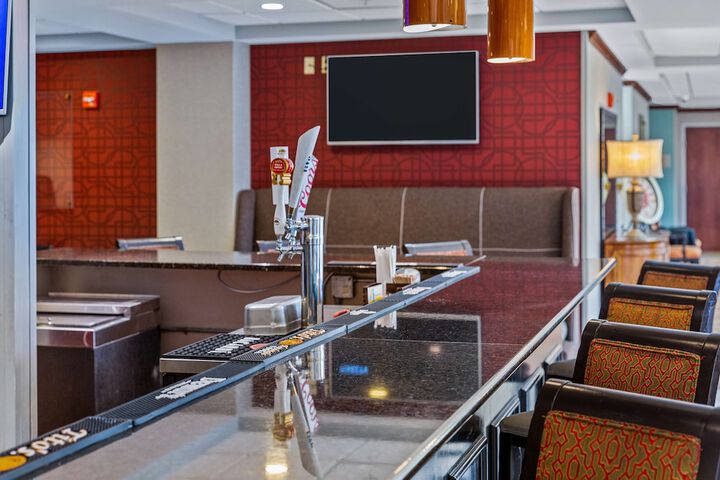 Lounge 113 of 127