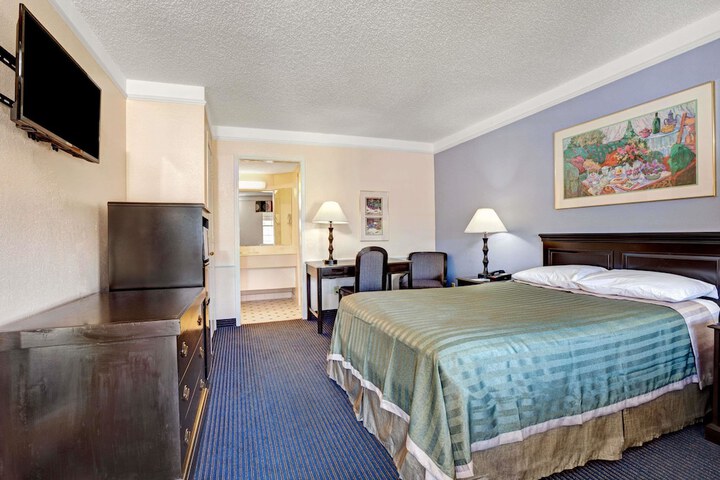 Room 6 of 17