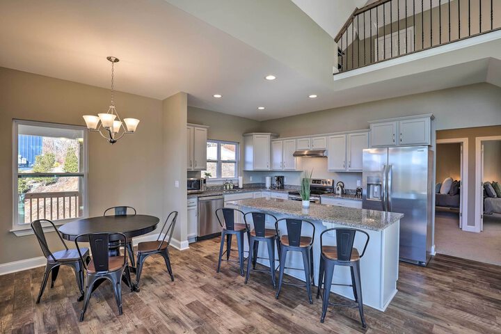Charming Retreat w / Mtn Views: Walkable Location!