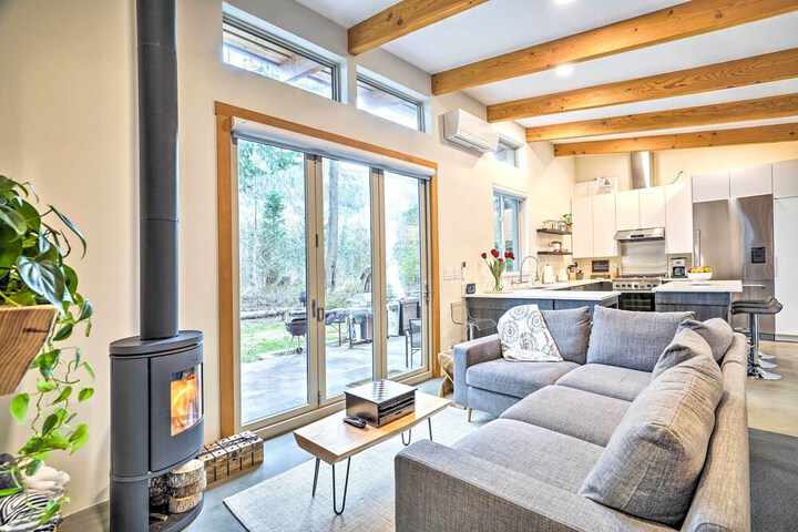 Heated Swim Spa! 15-acre Cabin on Skykomish River