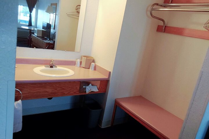 Room 7 of 12