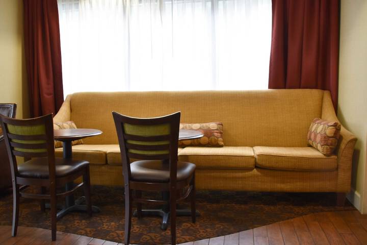 Lounge 78 of 85