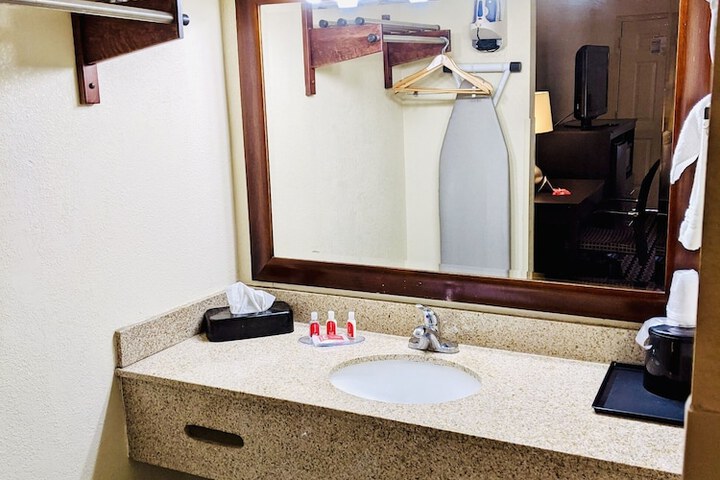 Travelers Inn & Suites Forest City