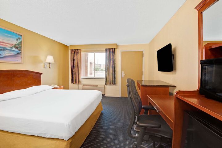 Room 13 of 16