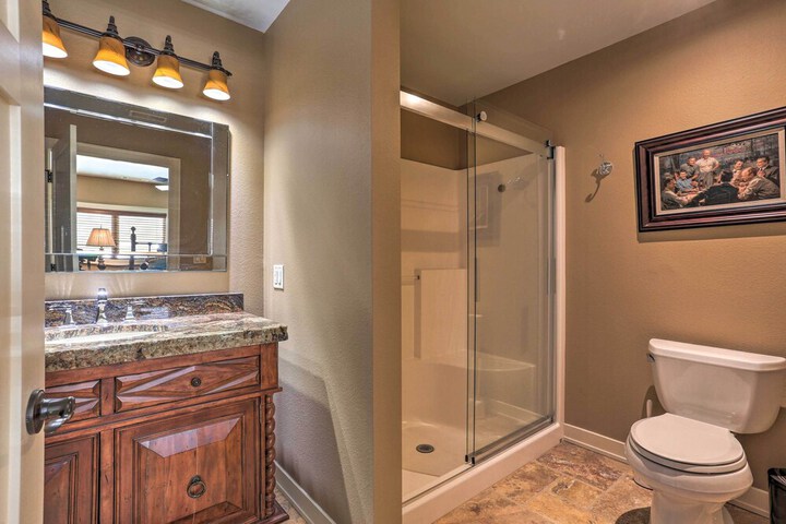 Main Street Strugis Apt w / High-end Features