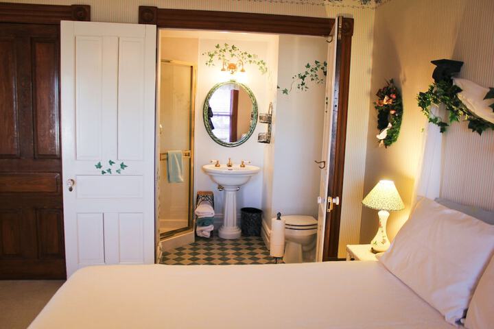 Room 6 of 24