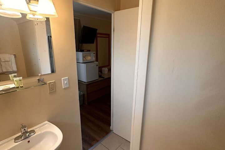 Room 103 of 181