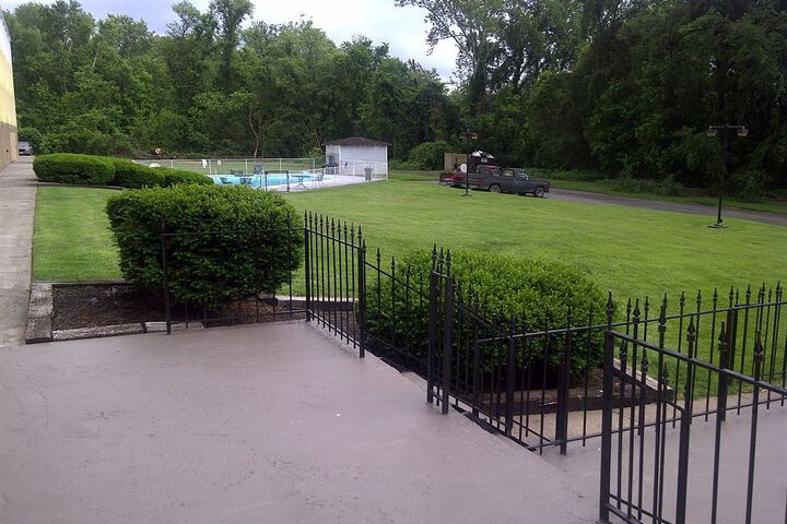 COUNTRY HEARTH INNS & SUITES